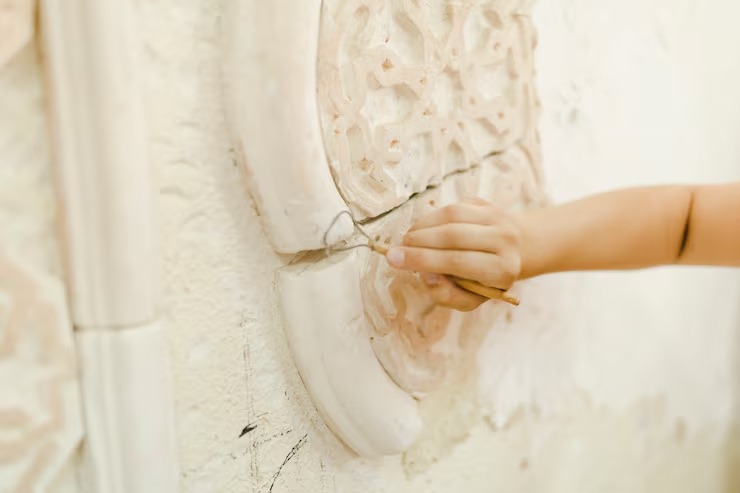imgi 19 primer plano mano herramienta tallar pared 23 2147889843